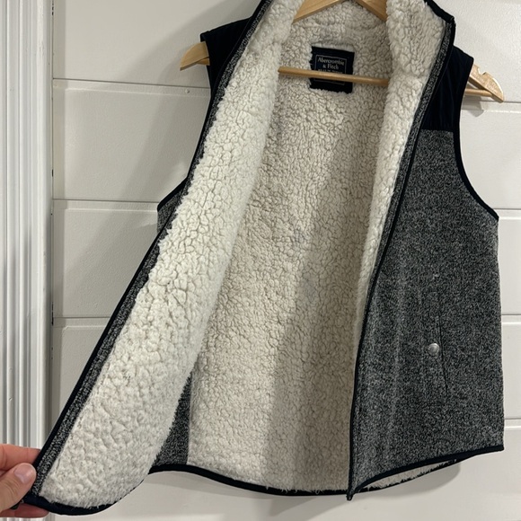 Abercrombie & Fitch Sherpa Lined Knit and Quilted Vest - Picture 5 of 8